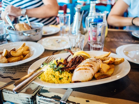 food-plate-utensils-table-restaurant