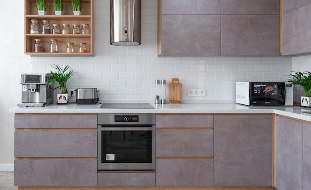 The interior of a clean kitchen.